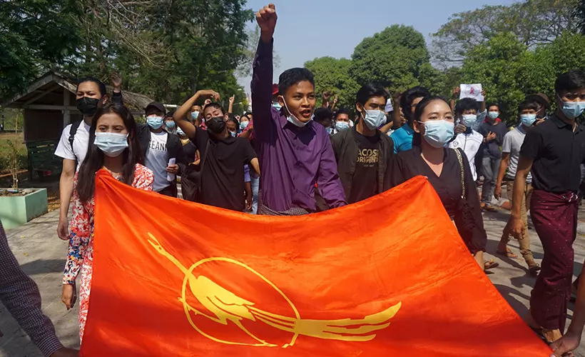 Myanmar'da halk darbeyi protesto için sokaklara çıktı