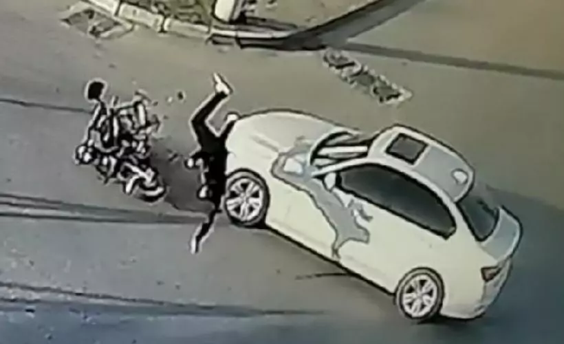 Kaza sonrası yerde yatan yaralının oğlu olduğunu görünce gözyaşlarına boğuldu