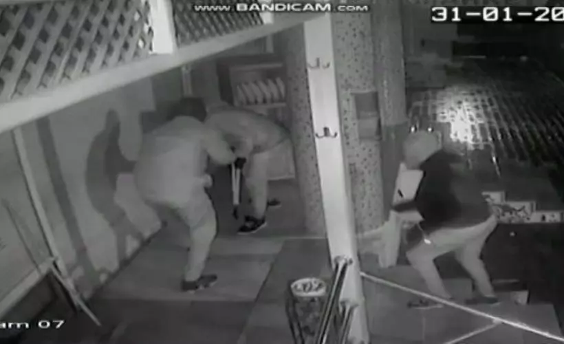 Demir makasla iş yerine giren kar maskeli hırsızlar kamerada