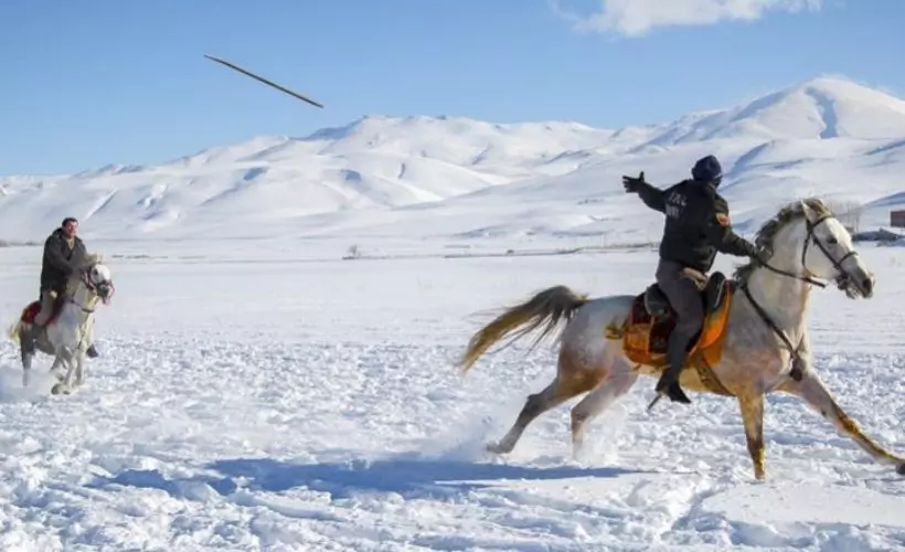 Kars'ta kar üstünde cirit