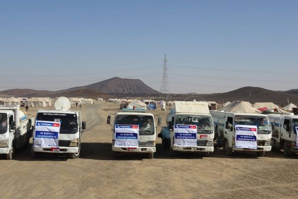Kardeş Eli Derneği Yemen'e 100 tanker su, 500 koli gıda, 500 koli hijyen paketi dağıtımı gerçekleştirdi