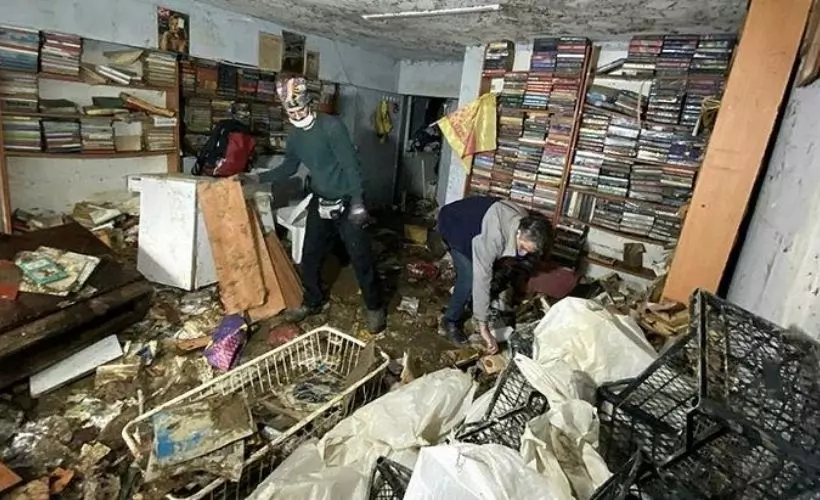 Sahafı sel suyu vurdu, 35 bin kitap su altında kaldı