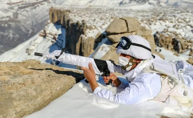 Mehmetçik, dondurucu soğuk ve kar fırtınasına rağmen vatan nöbetine devam ediyor