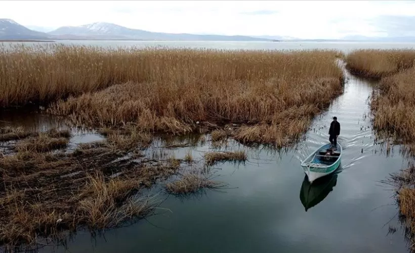 Tatlı su balıkçıların kış şartlarında zorlu mesaisi