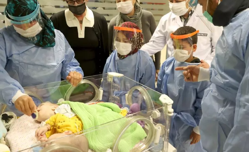 Karın bölgelerinden yapışık olarak dünyaya gelen bebekler, 101 gün sonra ailelerine kavuştu