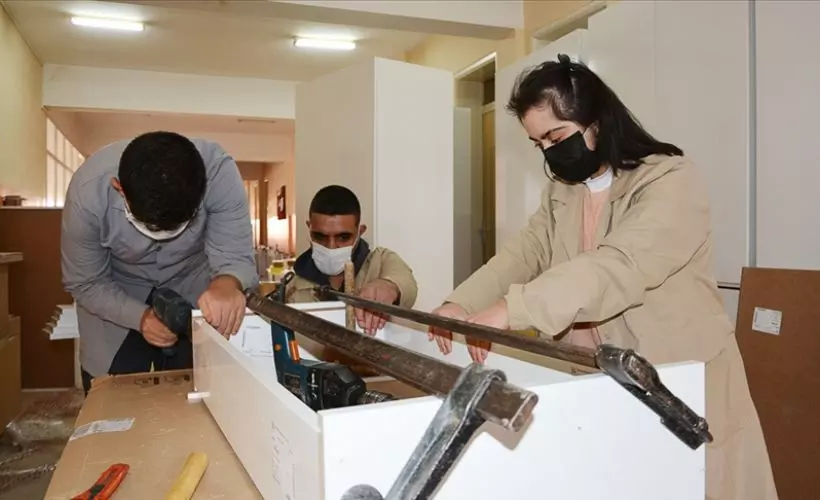 Engelli öğrenciler yaptıkları masa ve sıralarla okulların çehresini değiştiriyor