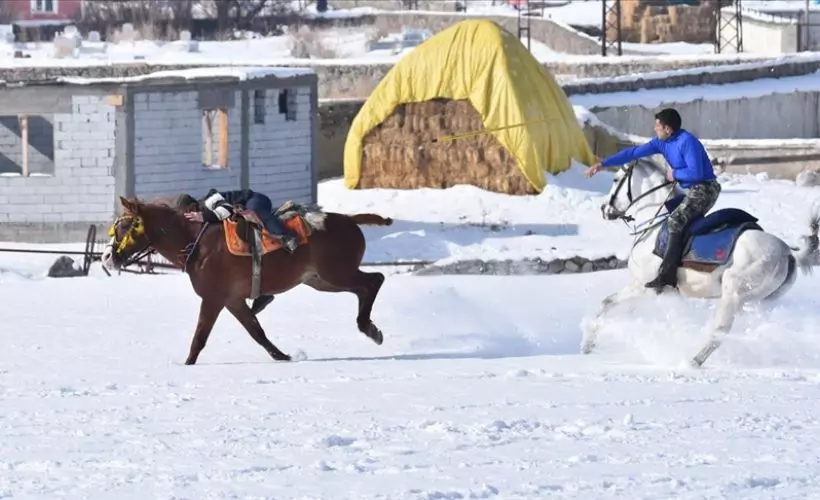 Karda cirit 'kış kenti'nin vazgeçilmez eğlencesi olmayı sürdürüyor