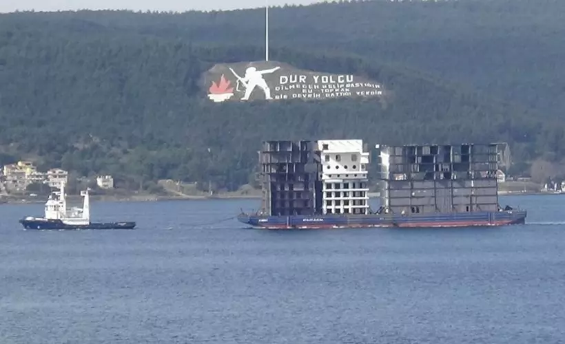 Çanakkale Boğazı'ndan 'apartman' görünümlü platform geçti