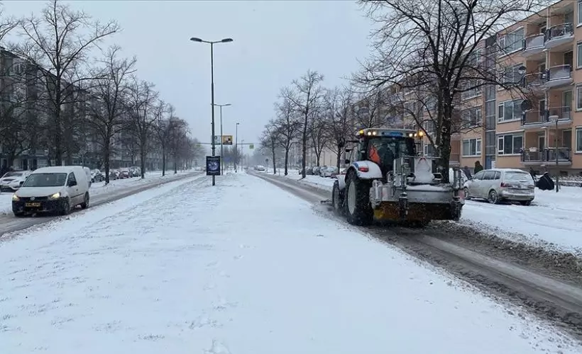 Hollanda’da kar fırtınası nedeniyle kırmızı alarm verildi