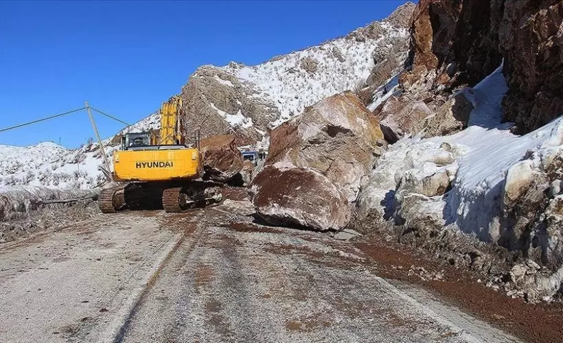 Dağdan kopan kaya parçaları nedeniyle Şemdinli-Yüksekova yolu kapandı