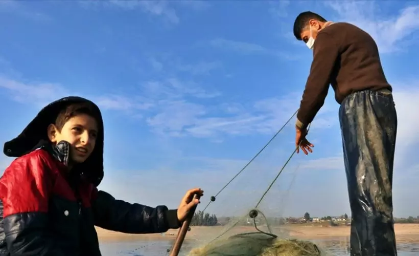 Tarlaları baraj gölü altında kalan köylüler ekmeğini sudan çıkarıyor