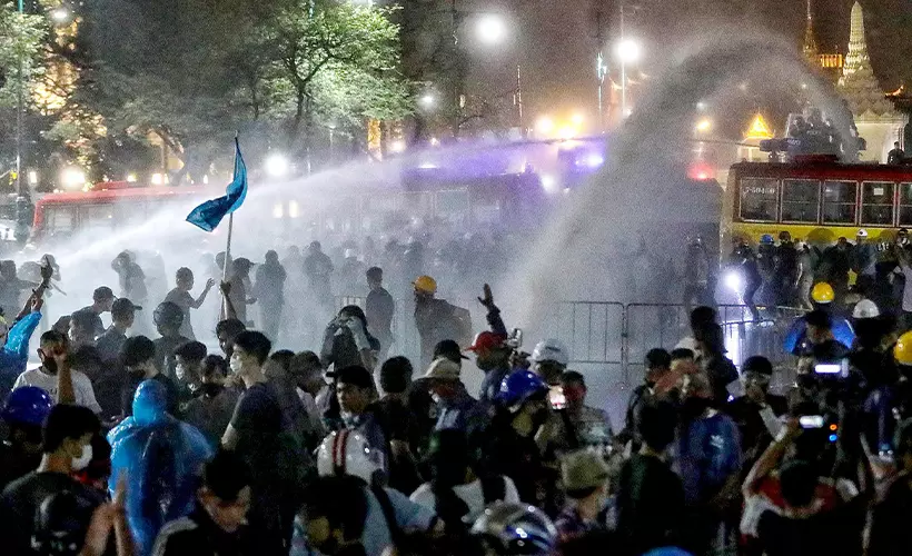 Myanmar'da polis, protestoculara tazyikli suyla müdahale etti