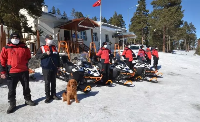 Kayak tatilindeki turistlerin kar motorlu kahramanı: JAK