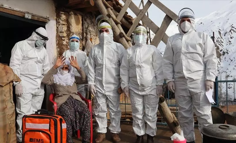 Sağlık çalışanları karlı yolları aşarak vatandaşlara Kovid-19 aşısı ulaştırıyor