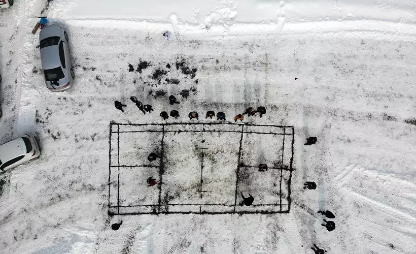 Ağrı'da köylülerden hayvancılığa 'badminton' arası