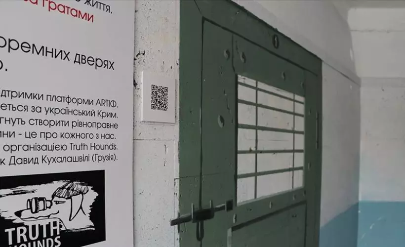 Kırımlı tutukluları anmak için alt geçit 'hapishane koridoruna' çevrildi