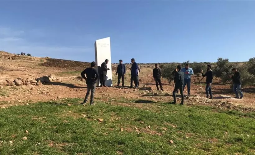Göbeklitepe yakınlarındaki metal blok meraklı vatandaşların akınına sahne oluyor