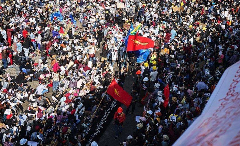 Myanmar'da askeri darbe karşıtı protestolar sıkıyönetime rağmen devam etti