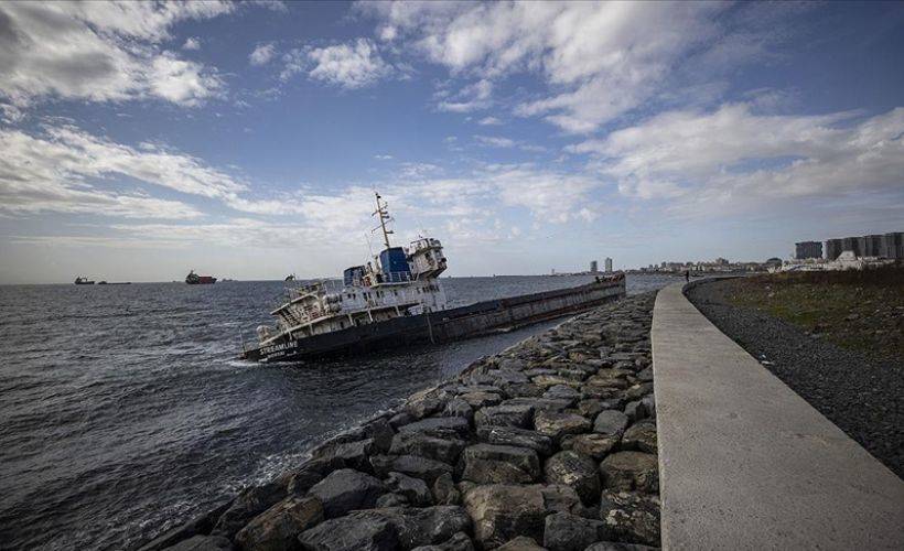 Zeytinburnu'nda karaya oturan gemi, denize doğru sürüklendi