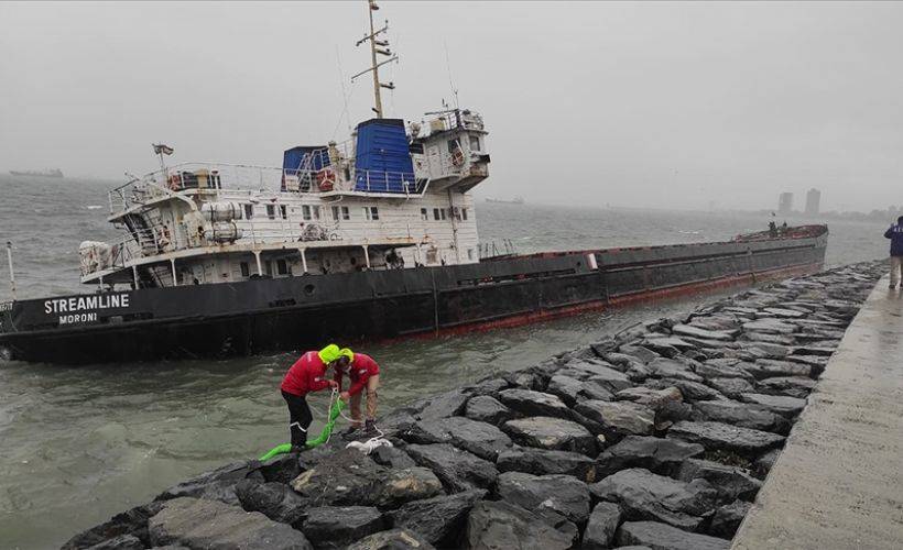 Zeytinburnu'nda karaya oturan gemi, denize doğru sürüklendi