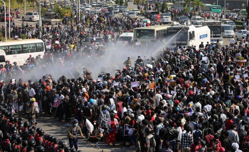 Myanmar polisi protestocuları dağıtmak için ateş açtı; 1'i ağır 4 yaralı