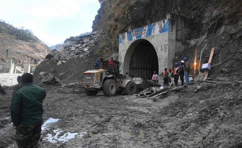 Hindistan'daki sel felaketinde ölü sayısı 31'e yükselirken tünelde mahsur kalanların durumu belirsiz