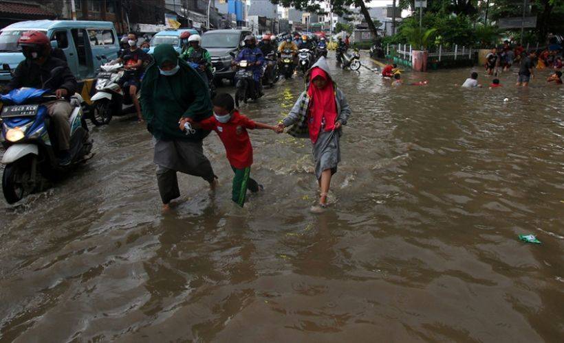 Endonezya'da doğal afetler 213 can aldı