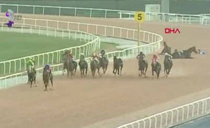 Son düzlükte can pazarı; jokey, dili boğazına kaçan arkadaşının canını kurtardı