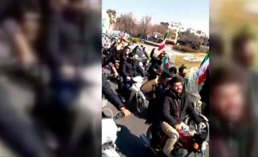 İran devrim kutlamalarında 'Kahrolsun Ruhani' sloganları