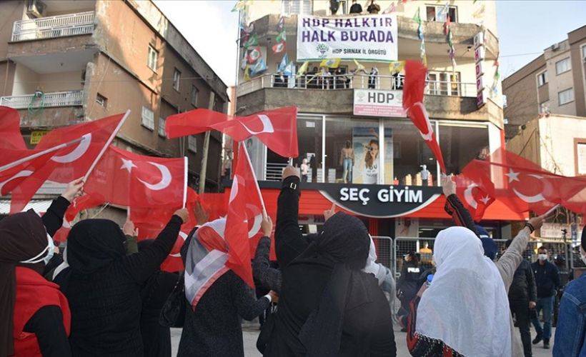 Terör mağduru aileler HDP İl Başkanlığı önünde eylem yaptı