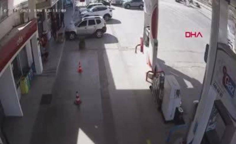 Otomobilin akaryakıt istasyonu pompasına çarptığı kaza kamerada