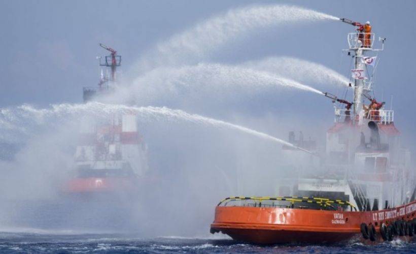 Ro-Ro gemisinde çıkan yangının söndürülmesine çalışılıyor