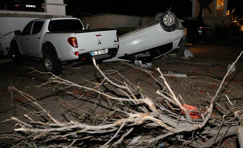 İzmir'de hortum ve aşırı rüzgar: 16 yaralı