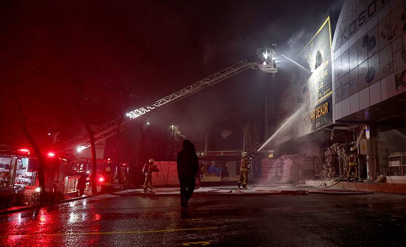 İSTOÇ Ticaret Merkezi'nde çok sayıda iş yeri yandı