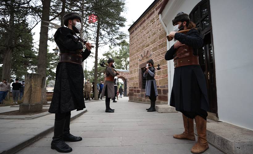 Ertuğrul Gazi Türbesi'nde saygı nöbeti