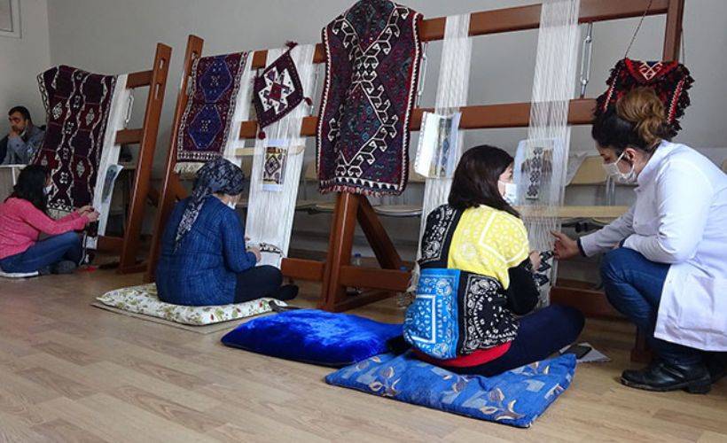 Unutulmaya yüz tutmuş kilim ve halı dokumacılığını yaşatmaya çalışıyorlar