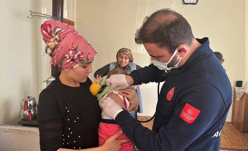 Nefes borusuna havuç kaçan Aysima bebek, telefonla aldığı yardımla kurtarıldı