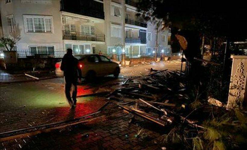 Ayvalık'ta etkili olan hortum binalarda ve araçlara hasara yol açtı