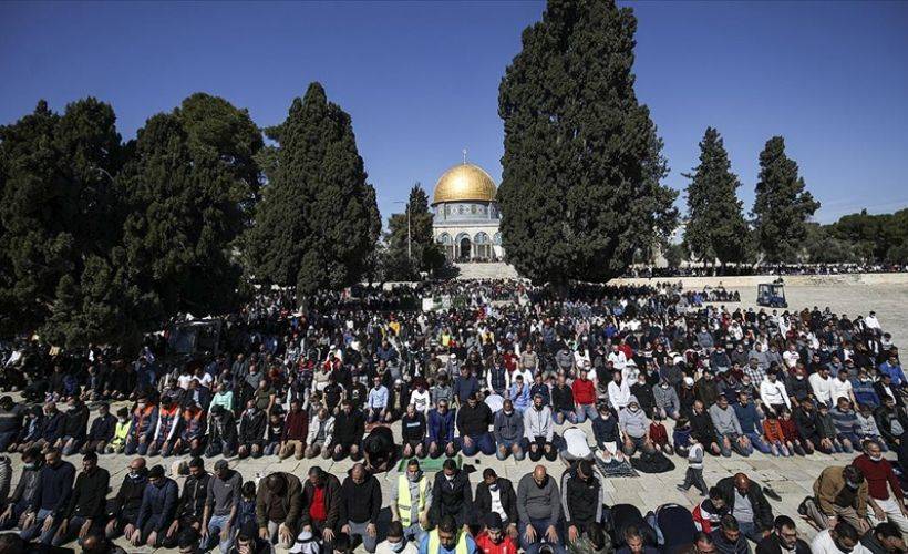 Filistinliler koronavirüs karantinasından sonraki ilk cumada Mescid-i Aksa’ya akın etti
