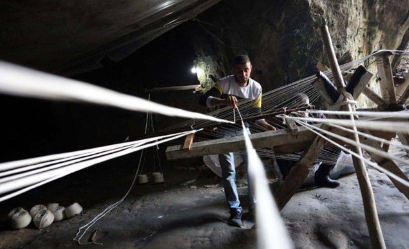 Mağarada günde 50 kilometre yürüyerek ürettikleri kendirleri 81 ile gönderiyorlar