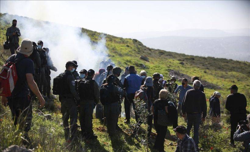 İsrail askerlerinden ağaç diken Filistinlilere müdahale