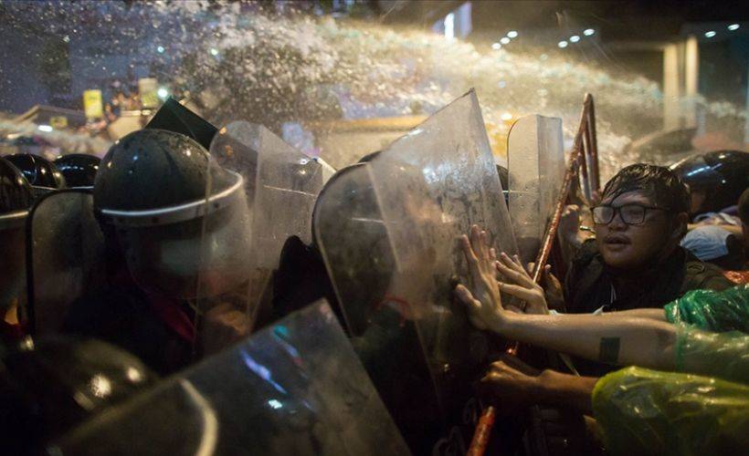 Tayland'da hükümet karşıtı protestocular polisle çatıştı