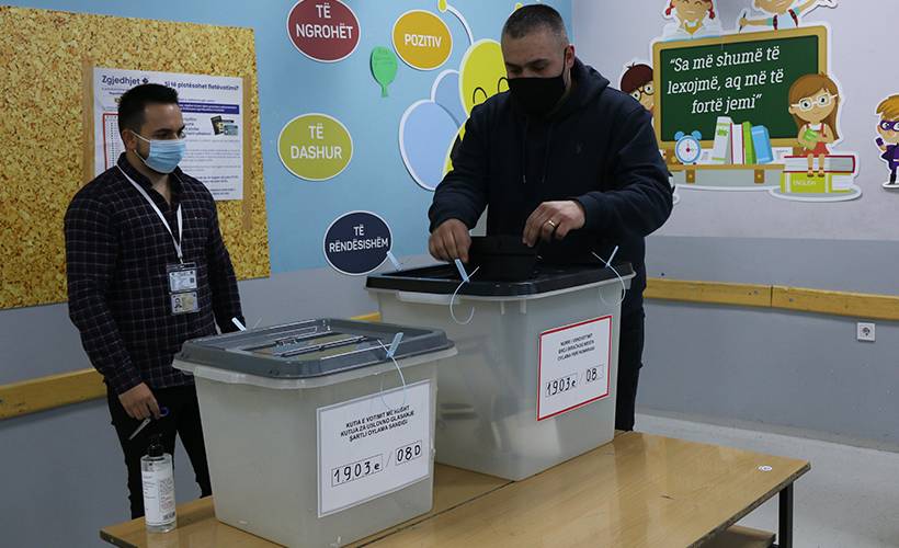 Kosova'da halk sandık başında