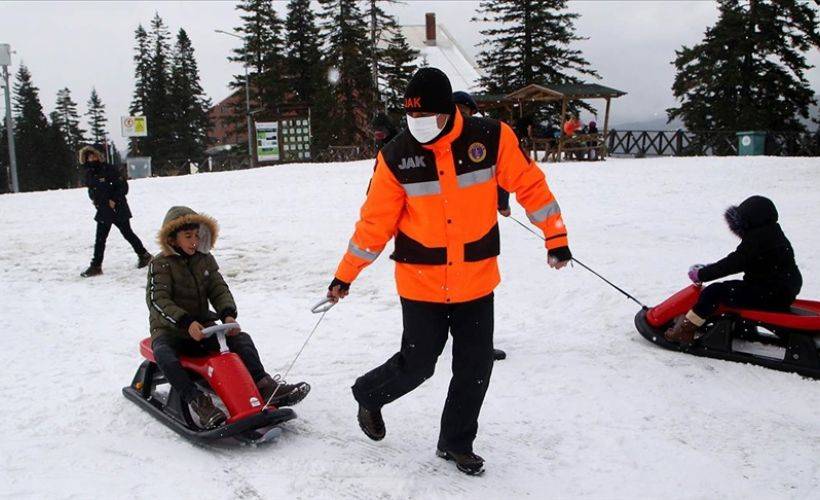 Yetim ve öksüz çocuklar, Ilgaz Dağı Kayak Merkezi'nde gönüllerince eğlendi
