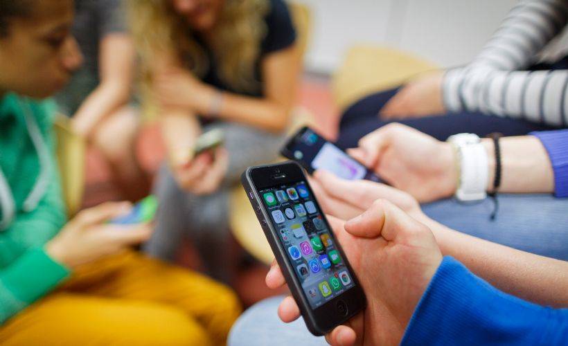 Cep telefonlarının, çocuklar için 'muhtemel kanserojen' olduğu belirlendi