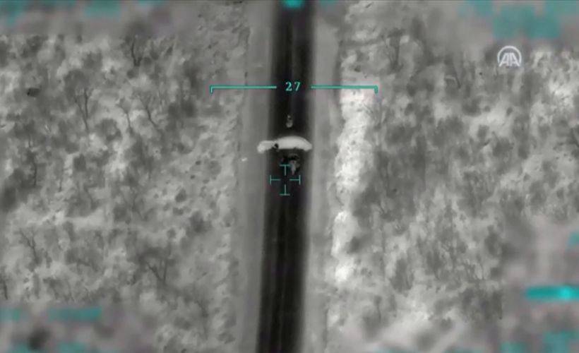 Gara bölgesinde paramotorla kaçmaya çalışan 3 PKK'lının SİHA'lara yakalandığı anlar