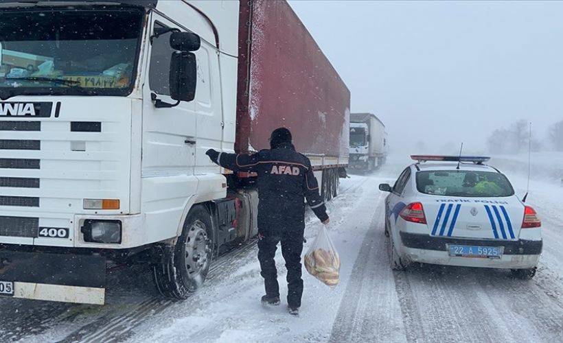 Edirne'de AFAD, yolda kalan tır sürücülerine kumanya dağıttı