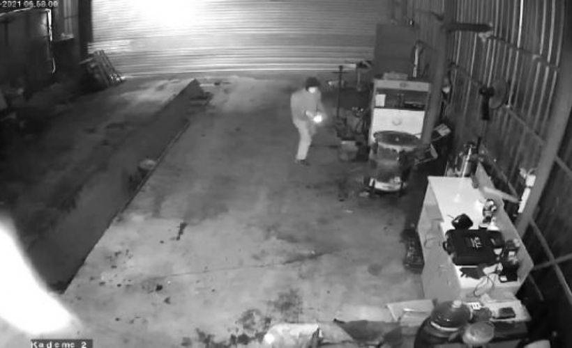 Akaryakıt istasyonunun deposuna giren hırsızlar kamerada