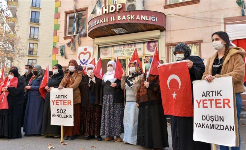 Diyarbakır annelerinden Gara'da 13 Türk vatandaşını şehit eden terör örgütü PKK'ya tepki