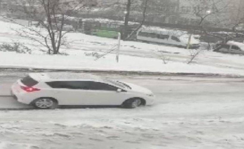 Esenyurt'ta kayan otomobilini durdurmak için aracın önüne böyle atladı